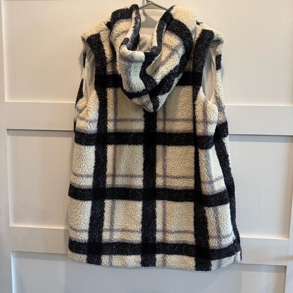 Black and Cream XL Sherpa Vest - Picture 6 of 7